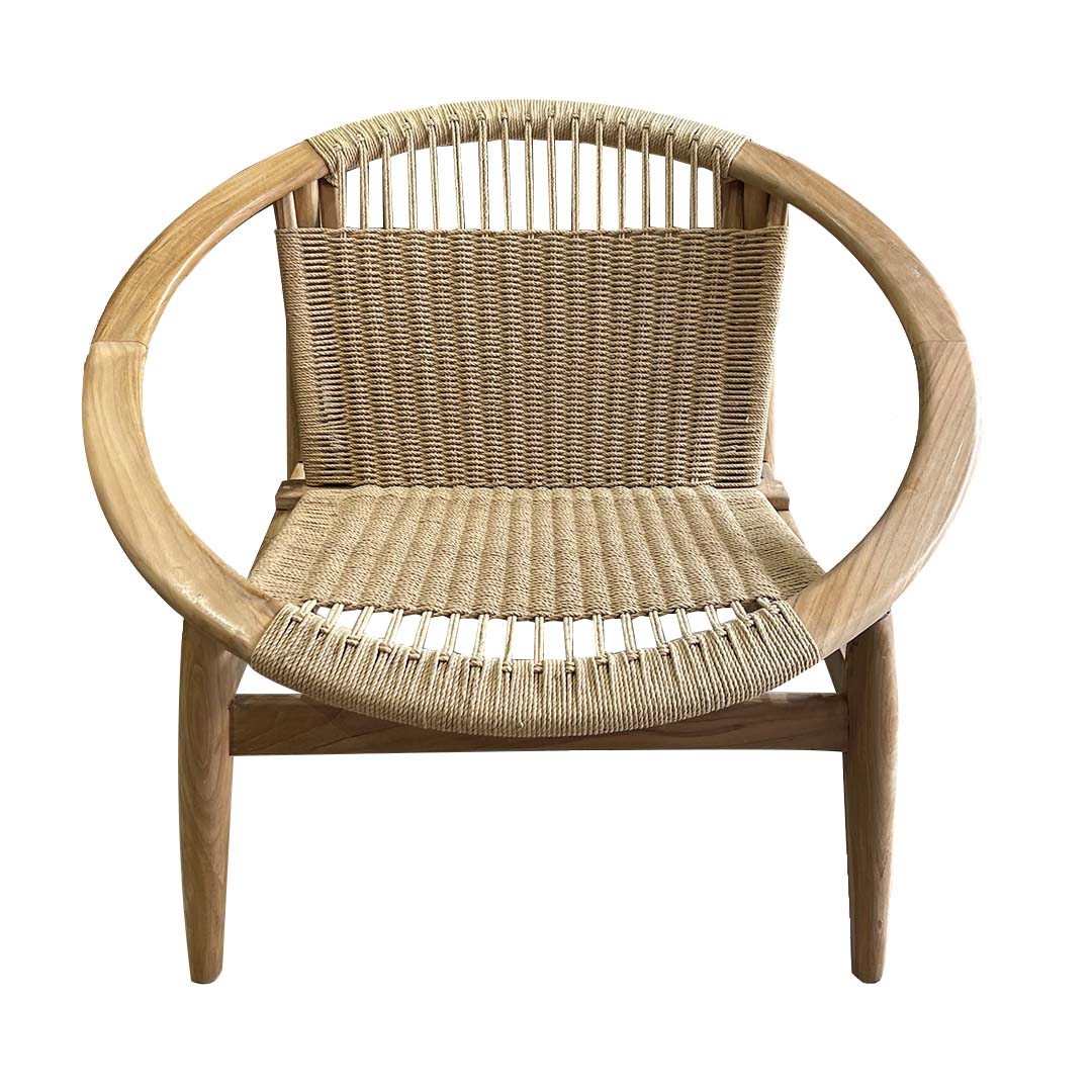 La Butaca Esférica en madera de teca Bola de CASAPATIO presenta una moderna estructura circular hecha de madera de teca, con un asiento y respaldo de ratán tejido, que se muestra sobre un fondo blanco.