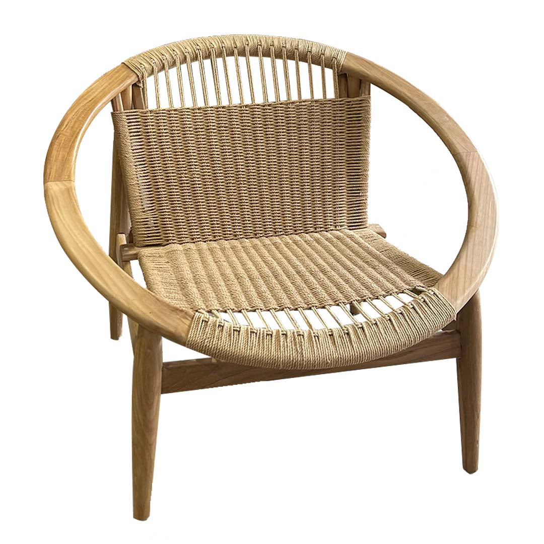 La Butaca Esférica en madera de teca Bola de CASAPATIO es una silla redonda con estructura de madera de teca, asiento y respaldo de ratán tejido, diseño circular abierto y patas en ángulo.