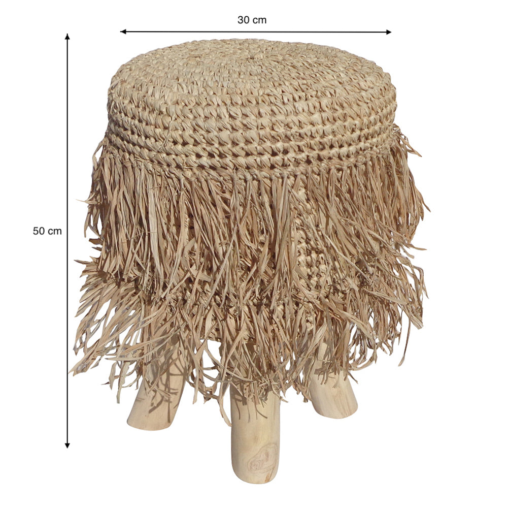Presentamos el Puff redondo sisal natural Round, un taburete redondo de paja trenzada con detalle de flecos, elaborado con materiales naturales. Se apoya sobre cuatro patas de madera resistentes y mide 30 cm de ancho por 50 cm de alto. ¡Ideal para la decoración ecológica del hogar!.