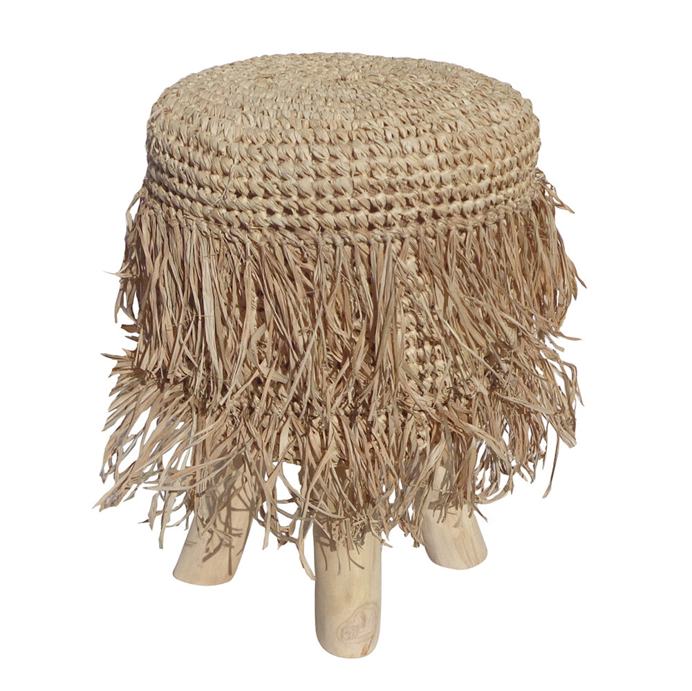 Puff redondo sisal natural Round es un taburete redondo tejido elaborado con materiales naturales, con borde con flecos y cuatro patas de madera resistentes, que encarnan la esencia del mueble sostenible.