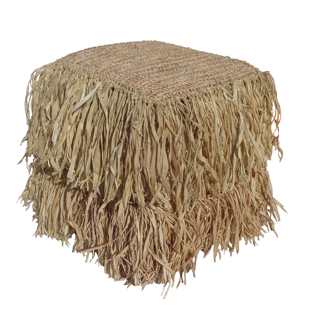 El Puff cuadrado de madera y sisal tejido Sisal Square Ottoman combina textura de fibra natural y bordes con flecos, ideal para quienes aman el diseño bohemio.