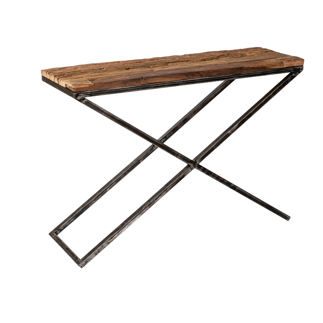 La Consola en Metal y Teca M20406 destaca por su base de metal negro con patas entrecruzadas y cubierta de teca reciclada gruesa, ideal para aportar un toque contemporáneo a tu espacio.