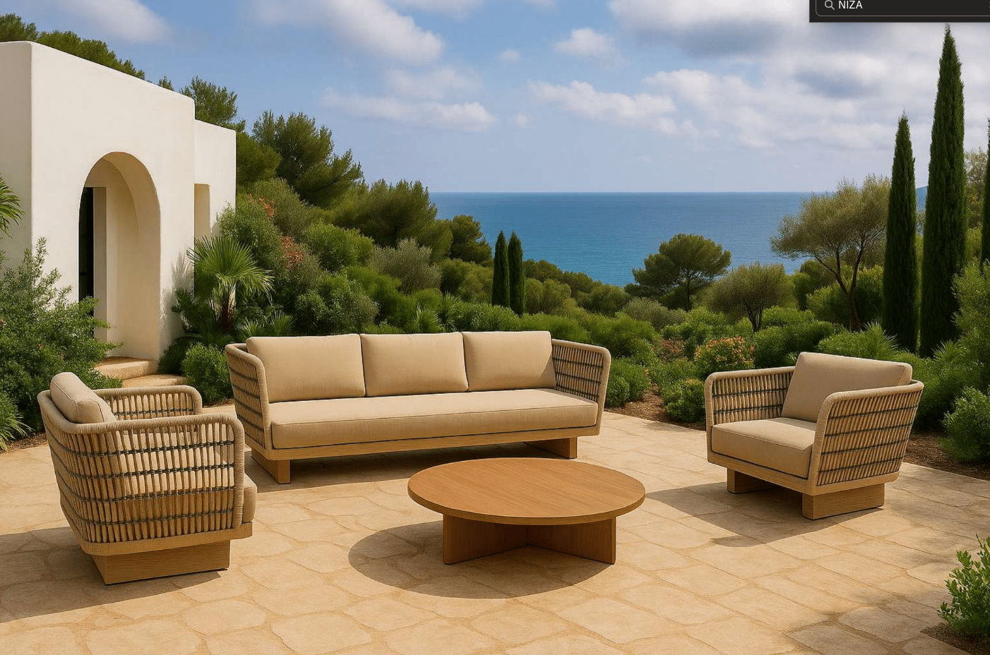 Patio exterior con un sofá NIZA de 3 plazas de teca y cuerda beige (220×90×110 cm), dos sillones a juego y una mesa de centro redonda de madera; con vistas a una exuberante vegetación y al océano bajo un cielo parcialmente nublado.