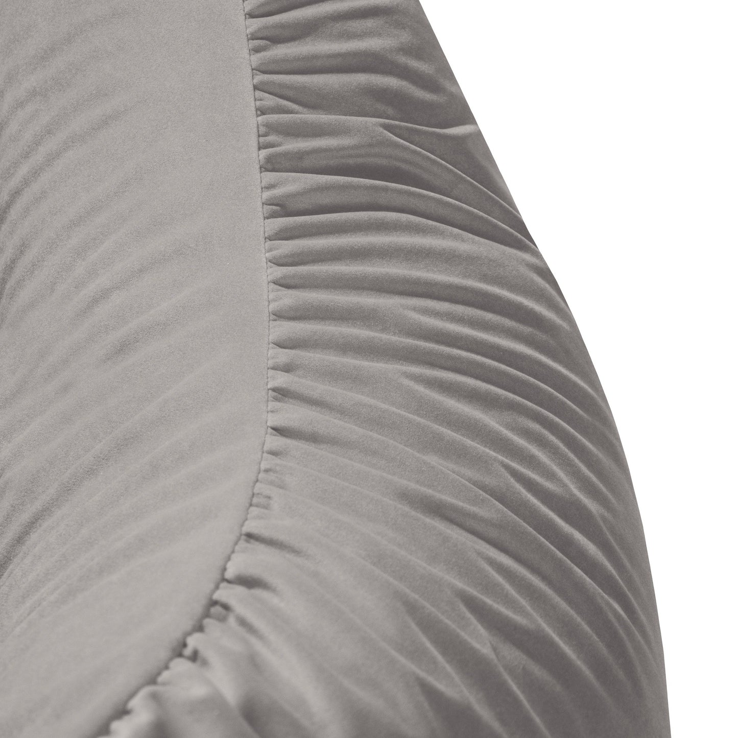 Detalle de la superficie de tejido fruncido gris del puff de terciopelo Bean bag 115×90×75 cm - CLIP CLAP 115 BARCELONA, destacando su textura fruncida y las costuras visibles, perfecto para un salón o dormitorio moderno.