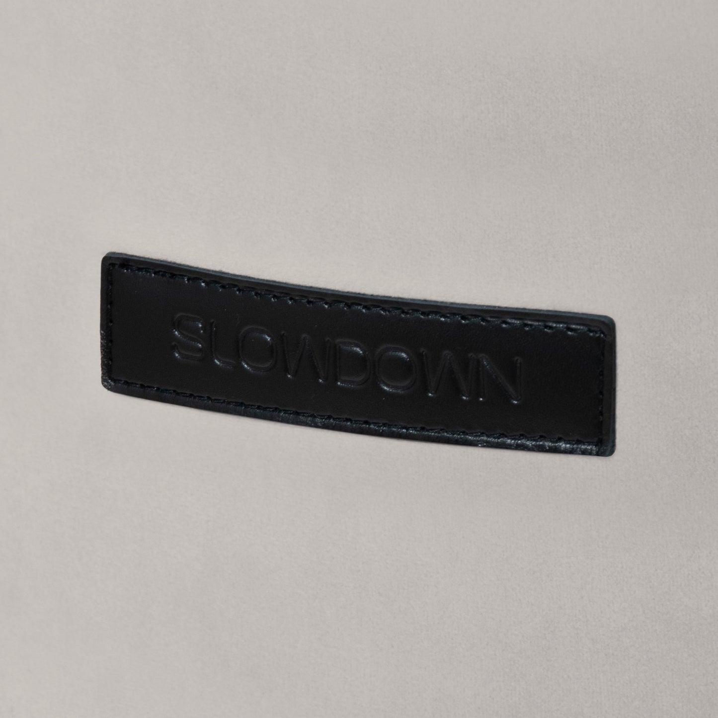 Un parche rectangular de cuero negro 