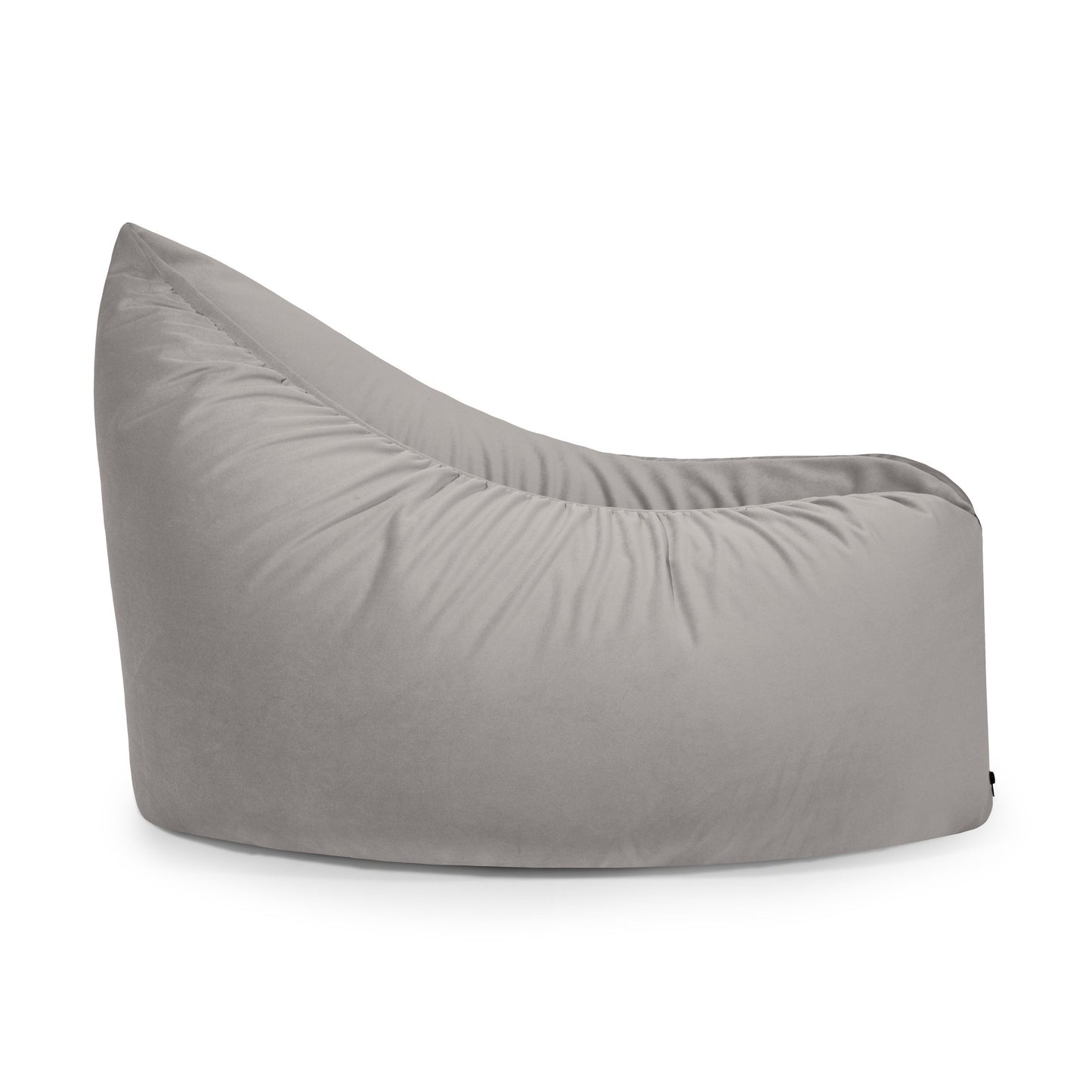 Vista lateral del Bean bag puff de terciopelo 115×90×75 cm de CLIP CLAP 115 BARCELONA, un moderno sillón de tela gris para salón o dormitorio, sobre fondo blanco.