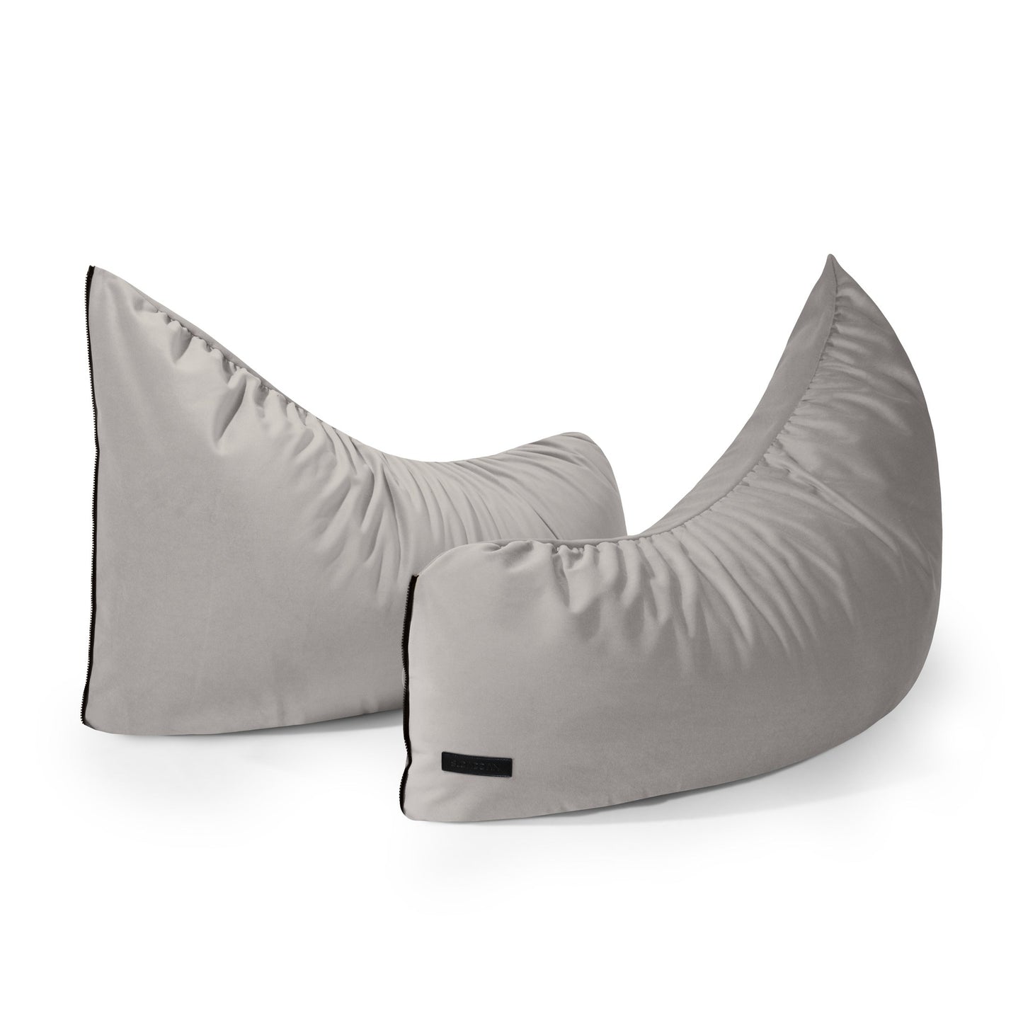 Dos modernos Bean bag puff de terciopelo 115×90×75 cm - CLIP CLAP 115 BARCELONA se colocan uno al lado del otro y en ángulo sobre un fondo blanco, ideal para salón o dormitorio.