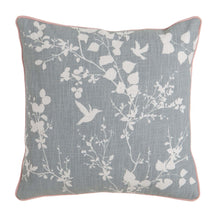  Cojín Gris-Beige 100% Algodón Serena 45 x 45 cm decorativo con estampado de ramas y aves y ribete rosa.