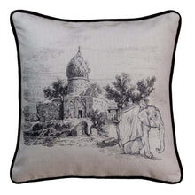  Cojín Palacio Poliéster Decoración Épocushion 45 x 45 cm en monocromo con un diseño mogol que presenta una ilustración de un elefante y dos individuos junto a un edificio histórico.