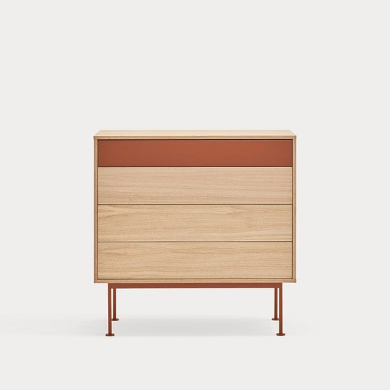 Una Cómoda Yoko 4C moderna de madera con un cajón superior marrón y delgadas patas de cobre, aislada sobre un fondo blanco. Esta pieza es un excelente ejemplo de almacenamiento contemporáneo.