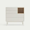 Presentamos la Cómoda en MDF y Roble con 4 Cajones Corvo 4C, una cómoda blanca minimalista con cuatro cajones y un compartimento abierto de madera sobre patas cortas, que combina un diseño moderno con un almacenamiento eficiente para una adición elegante y práctica a cualquier espacio.