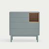 La Cómoda en MDF y Roble con 4 Cajones Corvo 4C es una cómoda minimalista de color verde claro que cuenta con cuatro cajones y un compartimento de madera en la parte superior derecha, que ofrece un diseño moderno y un almacenamiento eficiente.