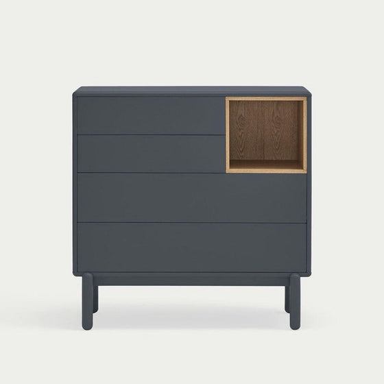 La cómoda de MDF y Roble con 4 Cajones Corvo 4C ofrece un almacenamiento eficiente con su diseño elegante y moderno en color negro. Cuenta con cuatro cajones horizontales y un estante cuadrado abierto de madera en el lado derecho, que se destaca elegantemente sobre un fondo blanco liso.