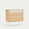 La Cómoda en MDF y Roble con 4 Cajones Yoko 4C es una pieza de almacenamiento minimalista con tres cajones de roble, un cajón de MDF con cubierta blanca y elegantes patas de metal blanco, capturando un diseño minimalista contemporáneo sobre un fondo sencillo.