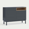 El aparador Corvo 7C, de MDF y Roble con 7 Cajones, es un moderno aparador gris oscuro fabricado en MDF y Roble. Cuenta con un compartimento abierto de madera en la parte superior derecha y se sostiene elegantemente sobre cuatro patas, perfecto para cualquier espacio contemporáneo.