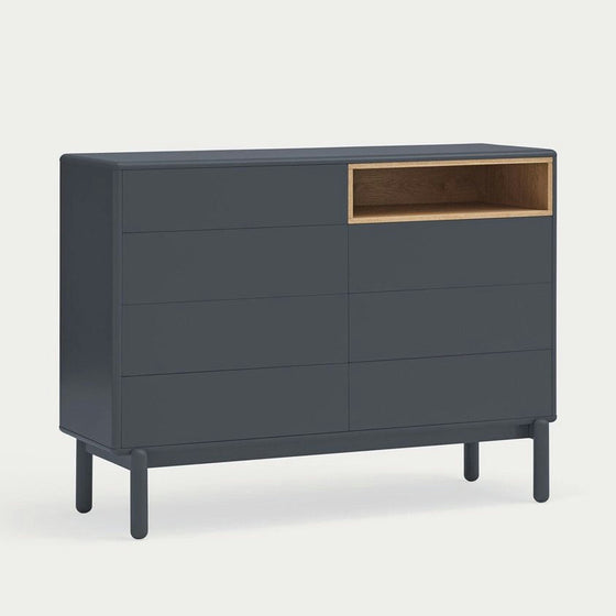 El aparador Corvo 7C, de MDF y Roble con 7 Cajones, es un moderno aparador gris oscuro fabricado en MDF y Roble. Cuenta con un compartimento abierto de madera en la parte superior derecha y se sostiene elegantemente sobre cuatro patas, perfecto para cualquier espacio contemporáneo.