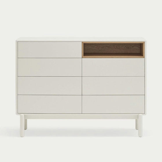 La Cómoda en MDF y Roble con 7 Cajones Corvo 7C es una moderna cómoda blanca con siete cajones e interior de madera, que se apoya elegantemente sobre cuatro patas, perfecta para cualquier diseño de interiores.