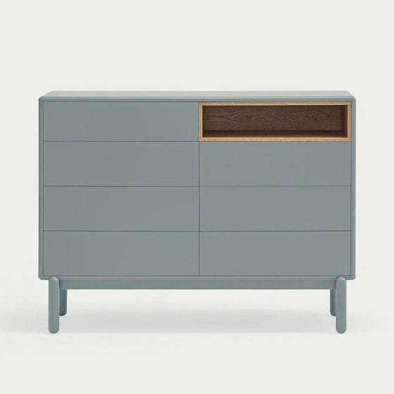 La Cómoda en MDF y Roble con 7 Cajones Corvo 7C, una cómoda minimalista de color gris, cuenta con nueve cajones cerrados y un estante superior derecho abierto elaborado en MDF y Roble, ideal para un diseño interior moderno.