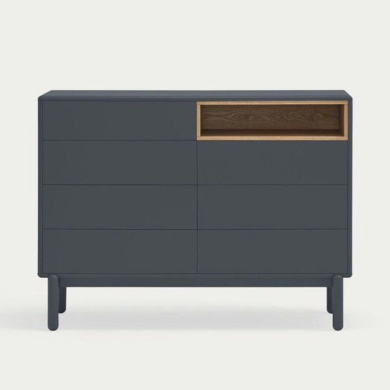La Cómoda en MDF y Roble con 7 Cajones Corvo 7C es una cómoda gris oscuro que cuenta con seis cajones espaciosos y un estante abierto de madera, ideal para un diseño de interiores moderno.