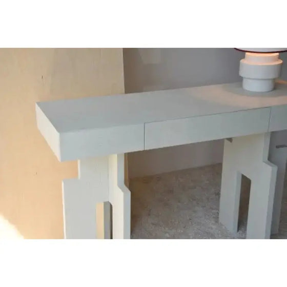 Una Consola Roble Blanco Roto Mate con Cajón Central con lámpara encima, perfecta para decoración y como mueble en cualquier espacio.