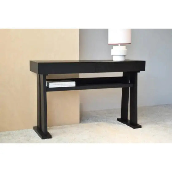 Una elegante Consola Roble Negro Mate - Estilo Loft con una lámpara negra mate en la parte superior, perfecta para interiores inspirados en un loft.