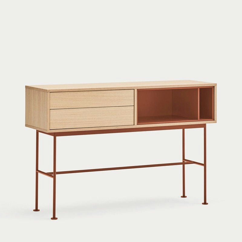 La Consola Yoko 2C presenta un almacenamiento moderno con un aparador de madera, marco de metal, dos cajones en el lado izquierdo y un estante abierto en el lado derecho, personificando el diseño contemporáneo para su espacio vital.