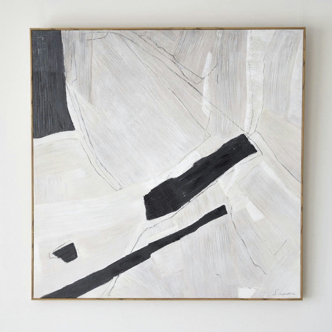 El Cuadro Abstracción Gris N1 con Marco de Madera muestra una mezcla dinámica de formas y líneas geométricas en blanco y negro sobre un fondo texturizado, elegantemente enmarcado en un delgado marco de madera.