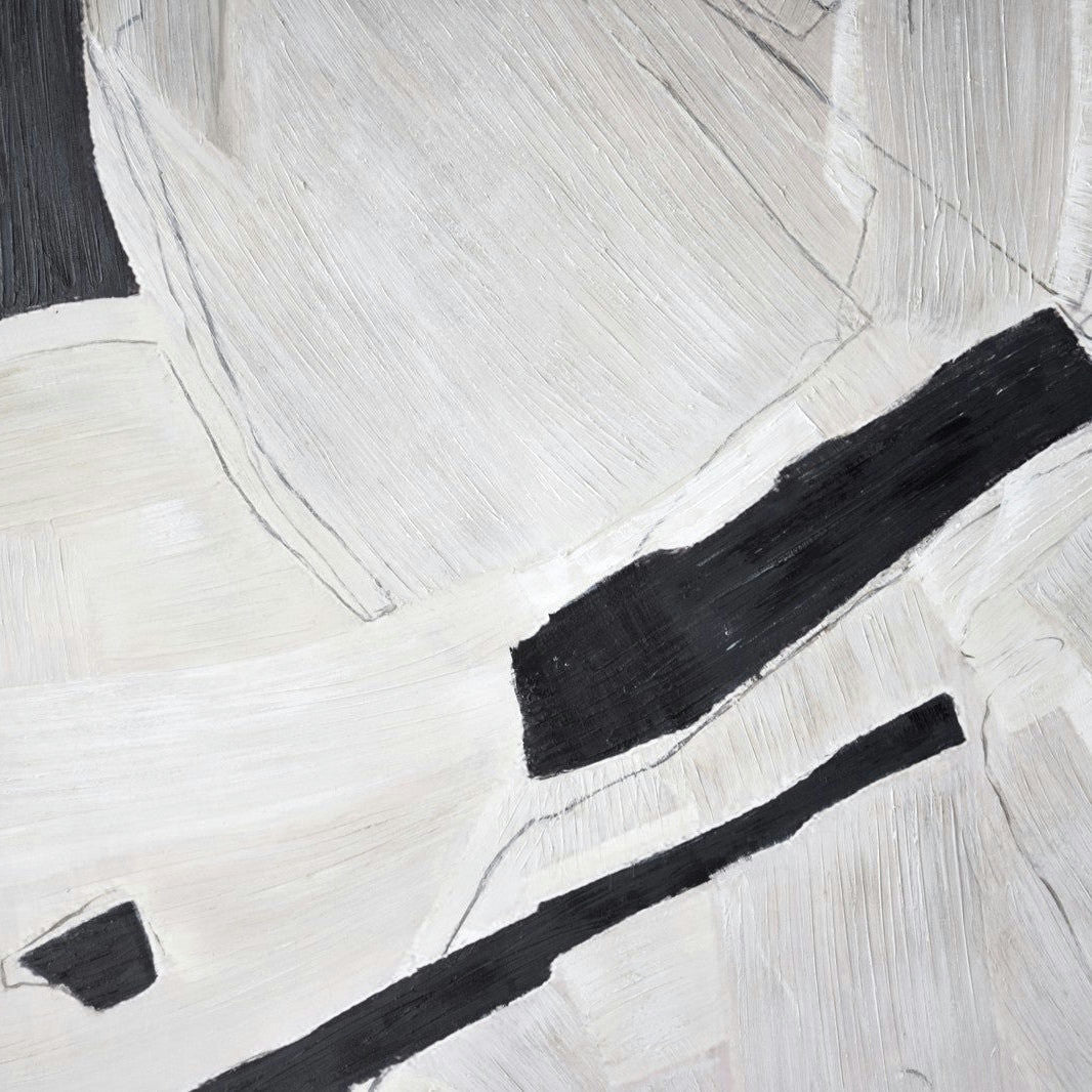 El Cuadro Abstracción Gris N1 con Marco de Madera muestra formas y líneas superpuestas en escala de grises con pinceladas gruesas y texturizadas.