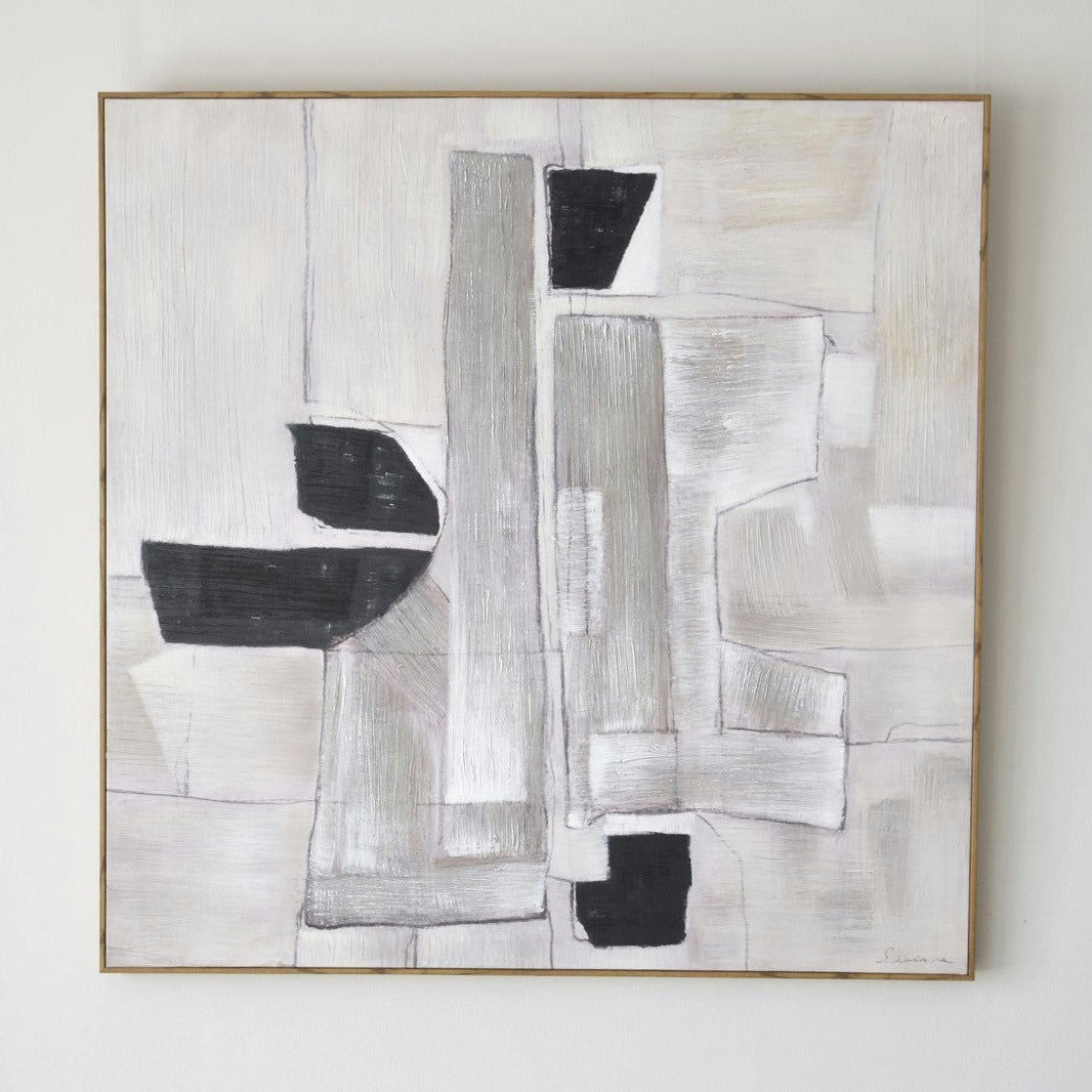 El "Cuadro Abstracción Gris N2 con Marco de Madera" presenta formas geométricas en blanco, gris y negro con rectángulos y líneas superpuestas. Esta obra de arte encarna el arte contemporáneo y realza cualquier espacio con un toque de interiorismo moderno.