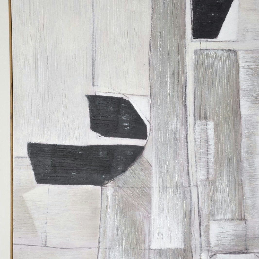 El Cuadro Abstracción Gris N2 con Marco de Madera presenta formas geométricas en tonos negros, blancos y grises con pinceladas texturizadas, ideales para la decoración moderna y los entusiastas del arte contemporáneo.