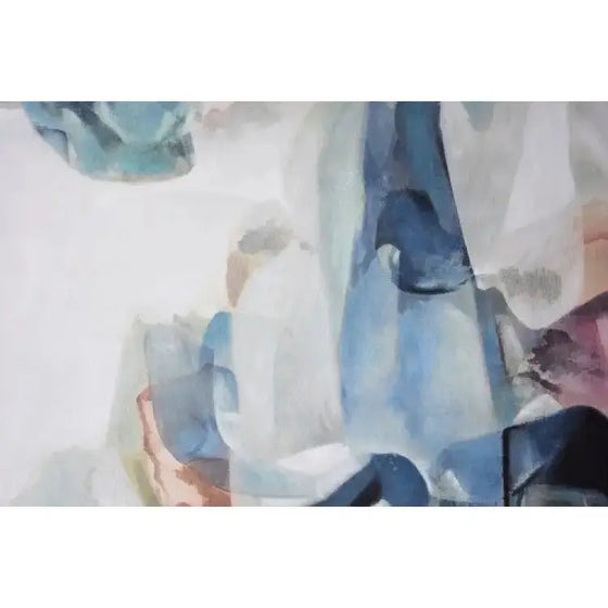 Una pintura de una mujer vestida de azul y blanco, realzada con el estilo abstracto del Cuadro Abstracto Alegra N1 - Pintura Acrílica. La obra de arte está bellamente creada con pintura acrílica, lo que la convierte en una maravillosa adición a cualquier colección.