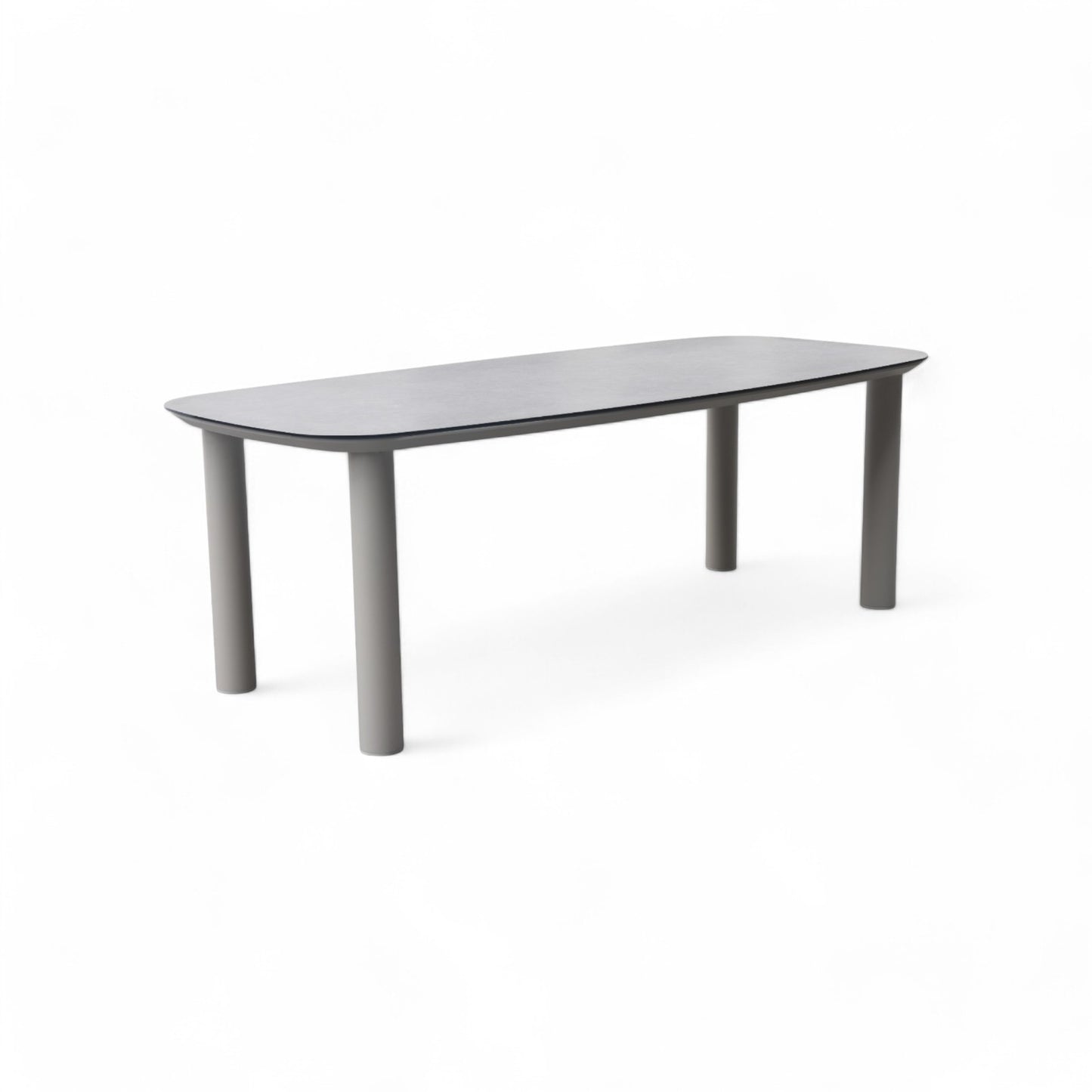 Sencilla mesa rectangular de comedor de exterior en porcelánico SAND (220x100x78cm), gris, con cuatro patas redondas, mostrada sobre fondo blanco.
