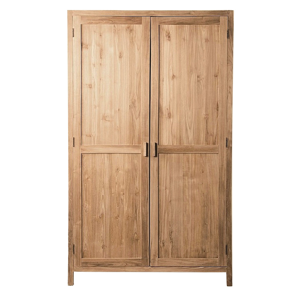 El Armario en Madera Teca Rústico Marco es un armario de madera elaborado en lujosa madera de teca, que presenta dos puertas con tiradores sencillos sobre un fondo blanco liso, que encarna diseño y practicidad.