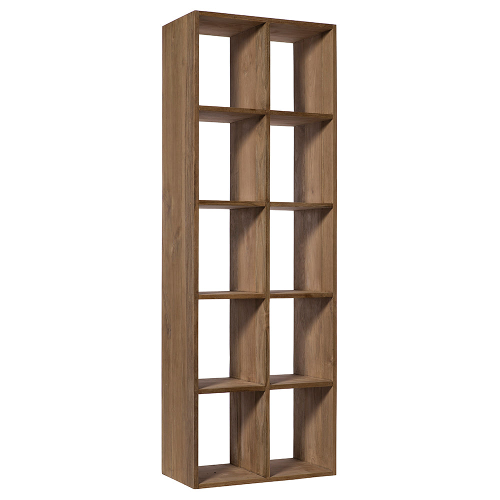 La Estantería Doble en Madera de Teca Marco cuenta con diez compartimentos rectangulares abiertos en dos columnas, añadiendo diseño contemporáneo a tu decoración interior.