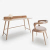 El moderno Escritorio minimalista BESK de madera con superficie de vidrio combinado con una silla curvilínea a juego sobre un fondo liso presenta una calidad y diseño excepcionales.