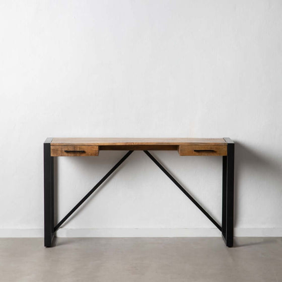 Un Escritorio Natural-Negro de Madera y Hierro Stalworth 140 x 40 x 78 cm con patas de hierro negro contra una pared blanca.