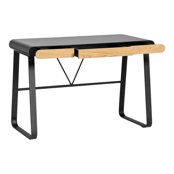 Un escritorio moderno con tablero negro, patas de metal negro y cajón frontal de madera. El Escritorio de Metal con cajones Astrid presenta un diseño minimalista con un único cajón debajo de la superficie, lo que lo hace perfecto para una oficina moderna de estilo industrial.