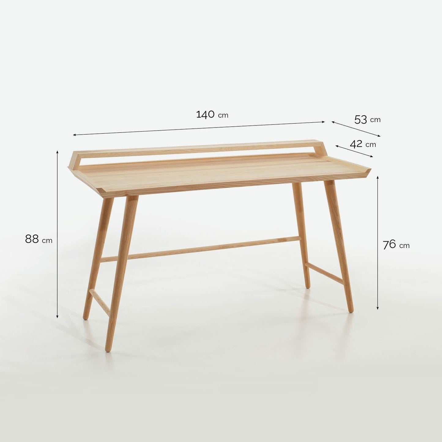 El Escritorio en Madera “Minimalista” Poet, fabricado con madera certificada, mide 140 cm de ancho por 53 cm de fondo con una altura de superficie de 42 cm. Mide 76 cm, mientras que el panel trasero suma una altura total de 88 cm, fusionando funcionalidad y estética minimalista en cualquier espacio.