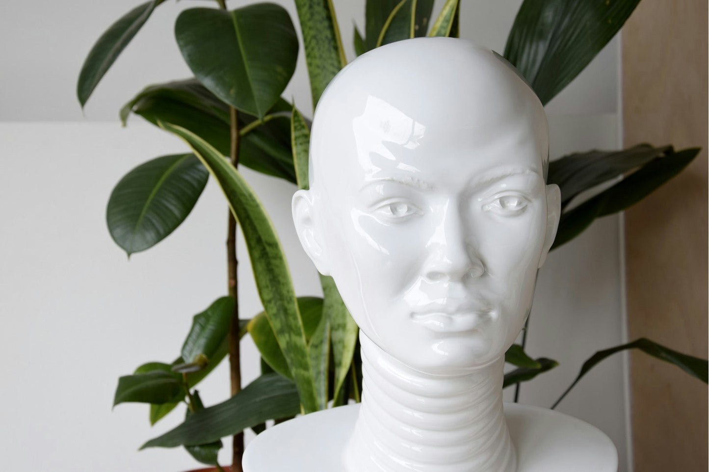 La Escultura África en Cerámica Blanca Brillo se alza con gracia sobre una exuberante vegetación, encarnando la esencia de la decoración contemporánea y elevando el interiorismo y la decoración.