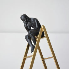  Escultura de Pensador sobre Escalera