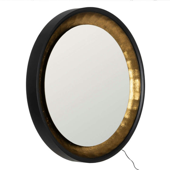El Espejo Iluminado Negro-Oro DM-Cristal 90 x 90 cm presenta un diseño redondo con un marco exterior negro y un borde interior dorado, que encarna la elegancia del negro-oro. Refleja una superficie blanca, con un cordón que se extiende desde su parte inferior como parte de este arte decorativo.
