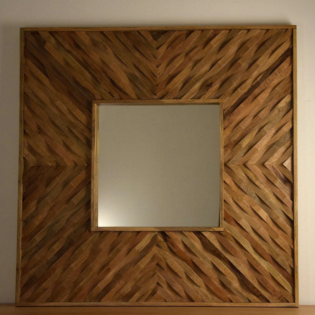 El Espejo Madera Cuadrado - Quadratum es un espejo cuadrado con marco de madera con un patrón de espiga texturizado que ofrece un diseño contemporáneo. Esta pieza elaborada por expertos está diseñada para montaje en pared.