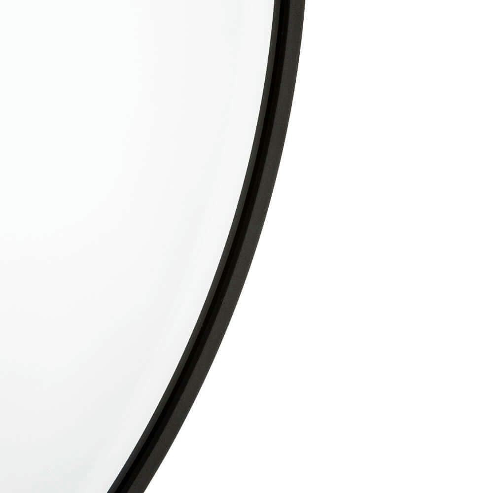 Primer plano de un Espejo Negro Aluminio-Cristal Planta baja con un fino marco negro sobre un fondo blanco liso, que encarna el diseño contemporáneo con su estética elegante y moderna.