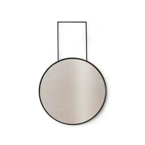 El Espejo One Eyed es un espejo de pared redondo con un marco fino de color negro, suspendido de un colgador rectangular de metal. Perfecto para interiores minimalistas, su diseño moderno añade un toque elegante a cualquier espacio.