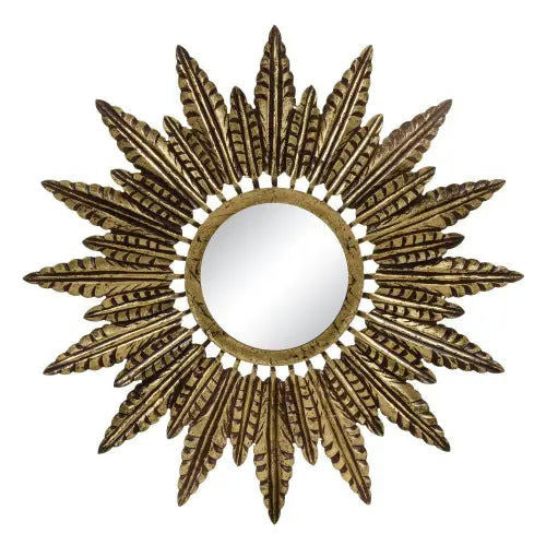 El Espejo Sol Oro DM Decoración es un espejo redondo con un marco radial decorativo y detalles en forma de hojas de color dorado, proporcionando un aspecto vintage y un elegante diseño ornamental.