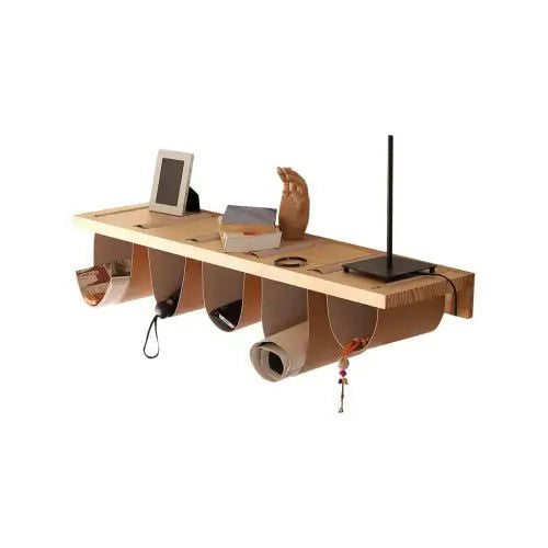 El estante de pared Jarre 110 x 30, fabricado en madera maciza de pino, ofrece ranuras elegantes ideales para guardar una tableta, libros y un mapa enrollado.