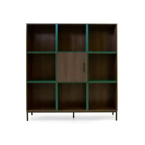 La Estantería Dinka 01 en Verde es una impresionante estantería de madera elaborada en el elegante Nogal Victoria, que cuenta con una puerta de gabinete central, ocho compartimentos cuadrados abiertos y cuatro patas resistentes.