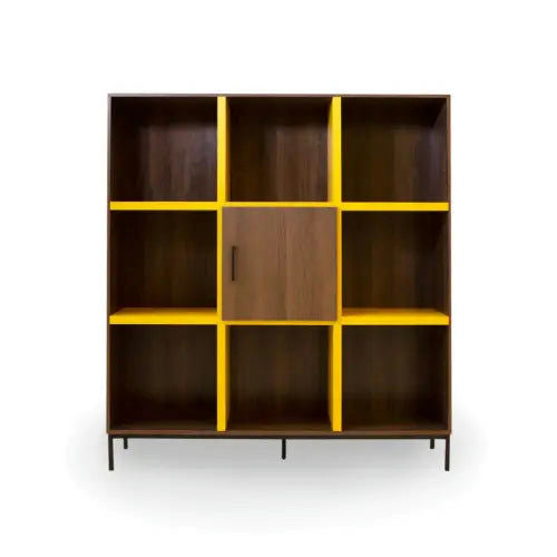 La estantería Dinka 02 en Amarillo presenta una estructura de madera marrón oscura con separadores amarillos y nueve compartimentos, incluido un armario central. Sus elegantes y delgadas patas negras ofrecen un diseño contemporáneo que combina estilo y funcionalidad sin esfuerzo.