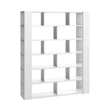  La Estantería Vooxy Libreria 01 es una estantería geométrica blanca con múltiples compartimentos abiertos dispuestos en un patrón asimétrico, ideal para un diseño minimalista de interiores.