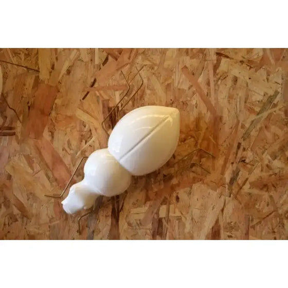 Dos Figura Cerámica Escaravello Corno Blanco, ambas decorativas y con acabado blanco brillo, apoyadas elegantemente sobre un suelo de madera.